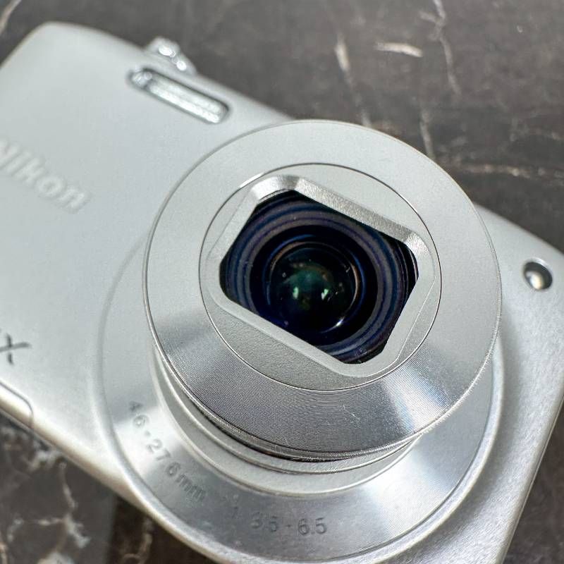 美品】Nikon COOLPIX S3300 シルバー コンパクトデジタルカメラ