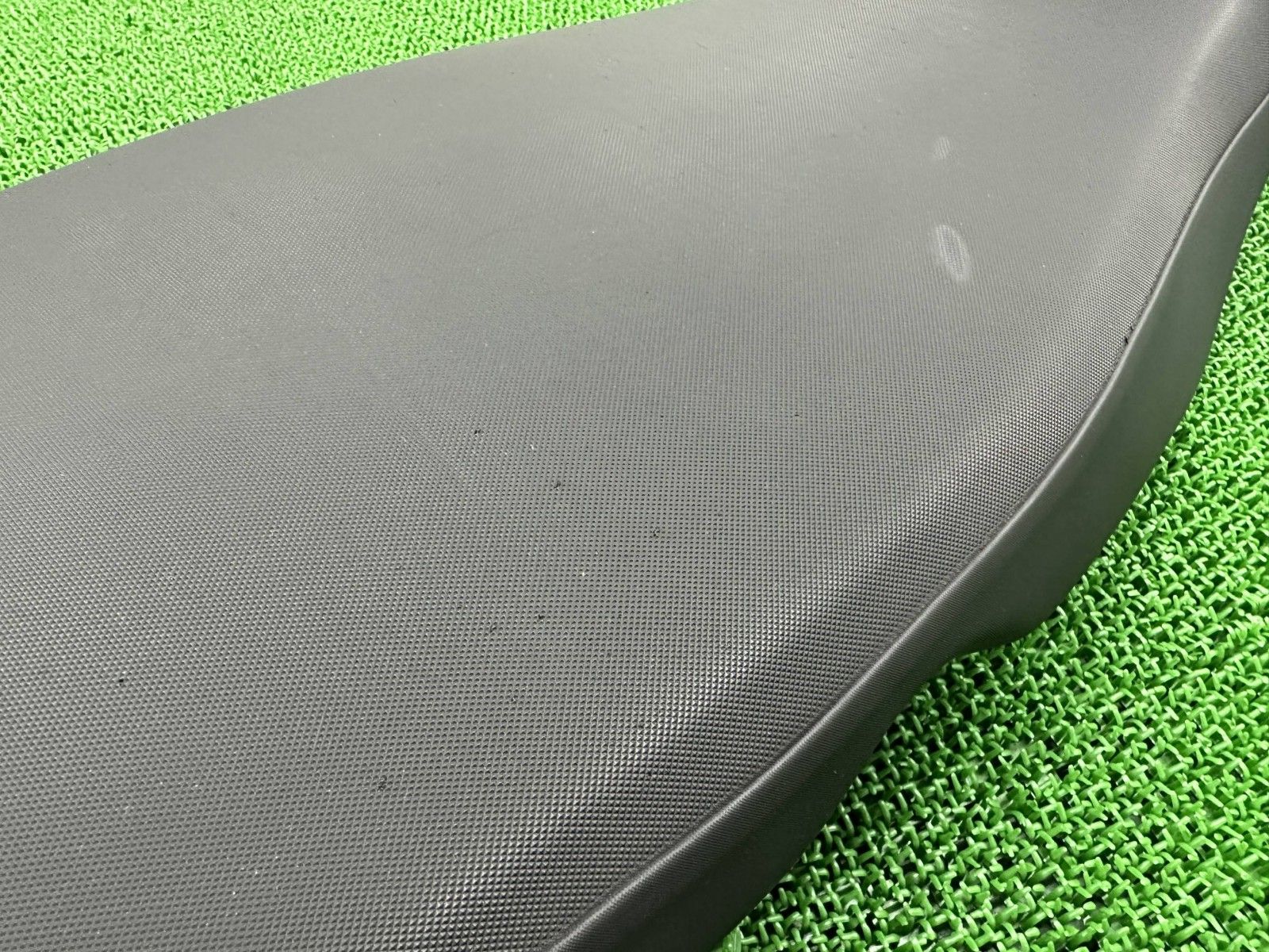 F700GS シート 5253 7697694 BMW 純正 バイク 部品 52537697694 F650GS 800GS 修復素材や張替えベースに シートベース良好 Tb