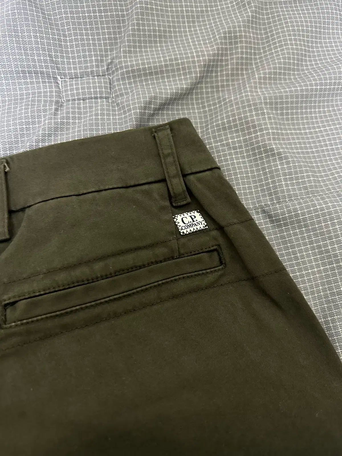 カーキ ブラウン