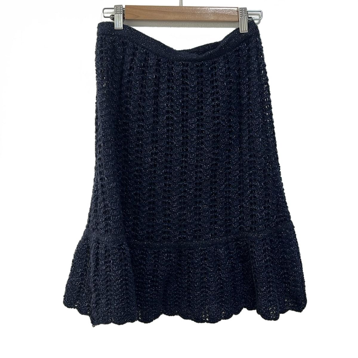 me ISSEY MIYAKE ミー イッセイミヤケ スカート レディース - ネイビー ひざ丈 ニット ペチコート付き ウエストゴム ラメ