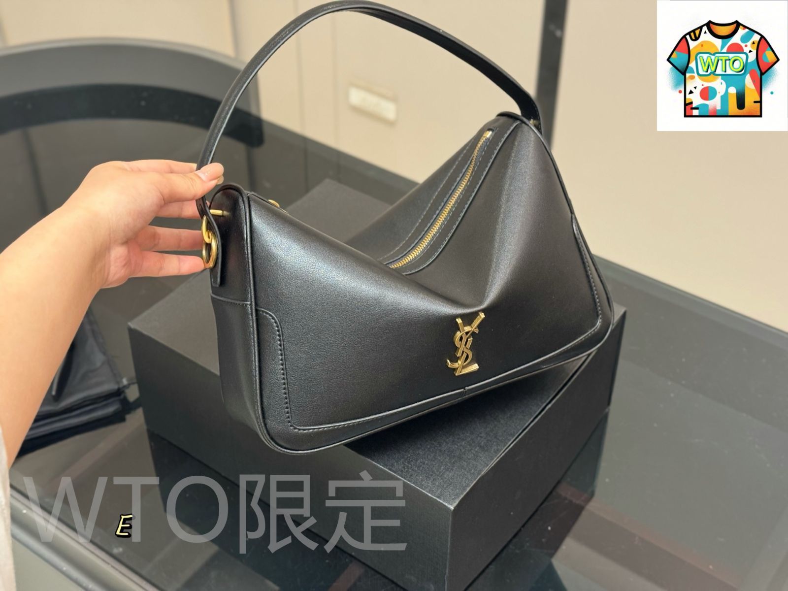 今日 Yves Saint Laurent イヴ サンローラン カメラサプルバッグ ナパレザー製でデザイン性豊かなショルダーバッグ