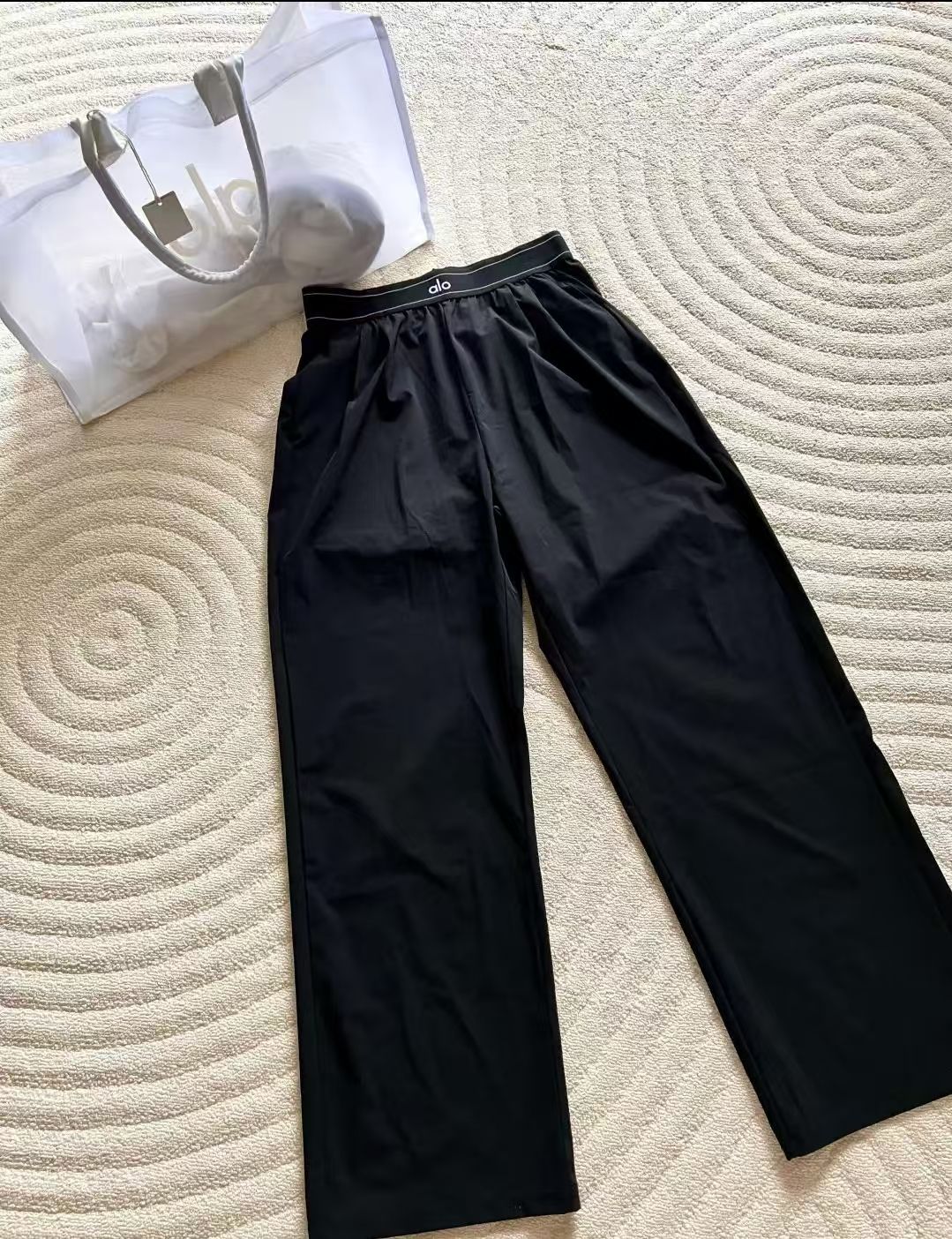 Alo Yoga パンツ ボトム トラウザー アローヨガ M クリーム色 Alo Yoga パンツ ボトム カーゴパンツ ワイド アローヨガ ロゴ