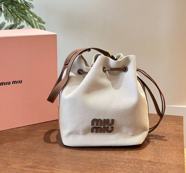 餃子 バッグ miumiu トップ