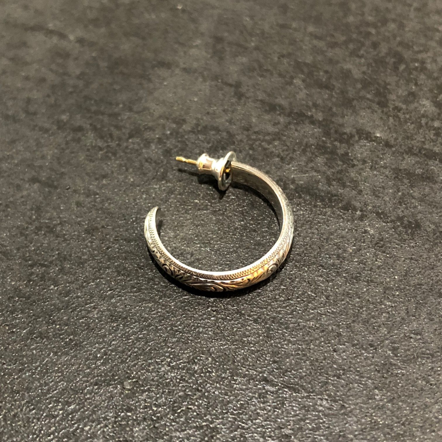 定価24200円 ANTIDOTE BUYERS CLUB ENGRAVED HOOP EARRING