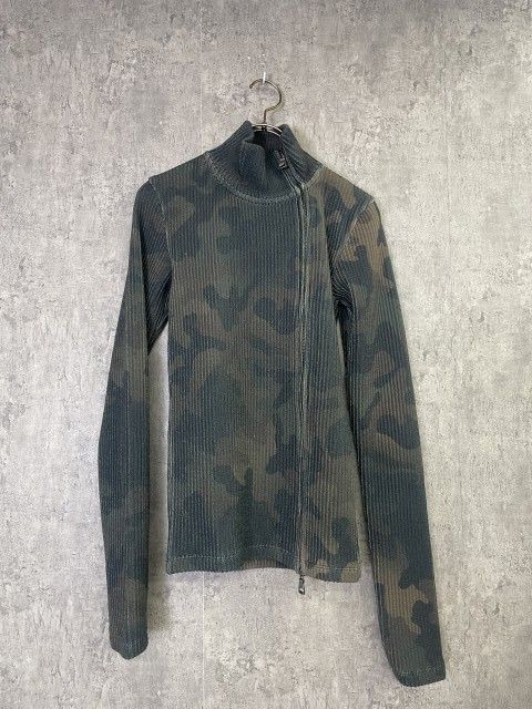 【中古】24AW ANDERSSON BELL ｱﾝﾀﾞｰｿﾝﾍﾞﾙ Camouflage printed knit top ｶﾓﾌﾗｰｼﾞｭ ﾌﾟﾘﾝﾃｯﾄﾞ ﾆｯﾄ ﾄｯﾌﾟ ｼﾞｯﾌﾟｱｯﾌﾟ 韓国 ｶｰｷ M 33923545