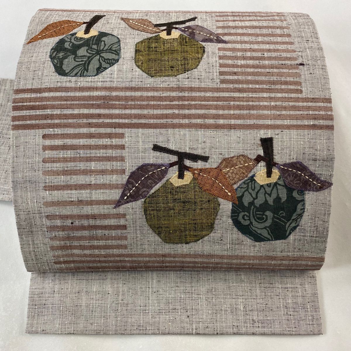 藤娘きぬたや 総絞り 孔雀 薔薇 枝垂れ桜 振袖 生成りに紺の