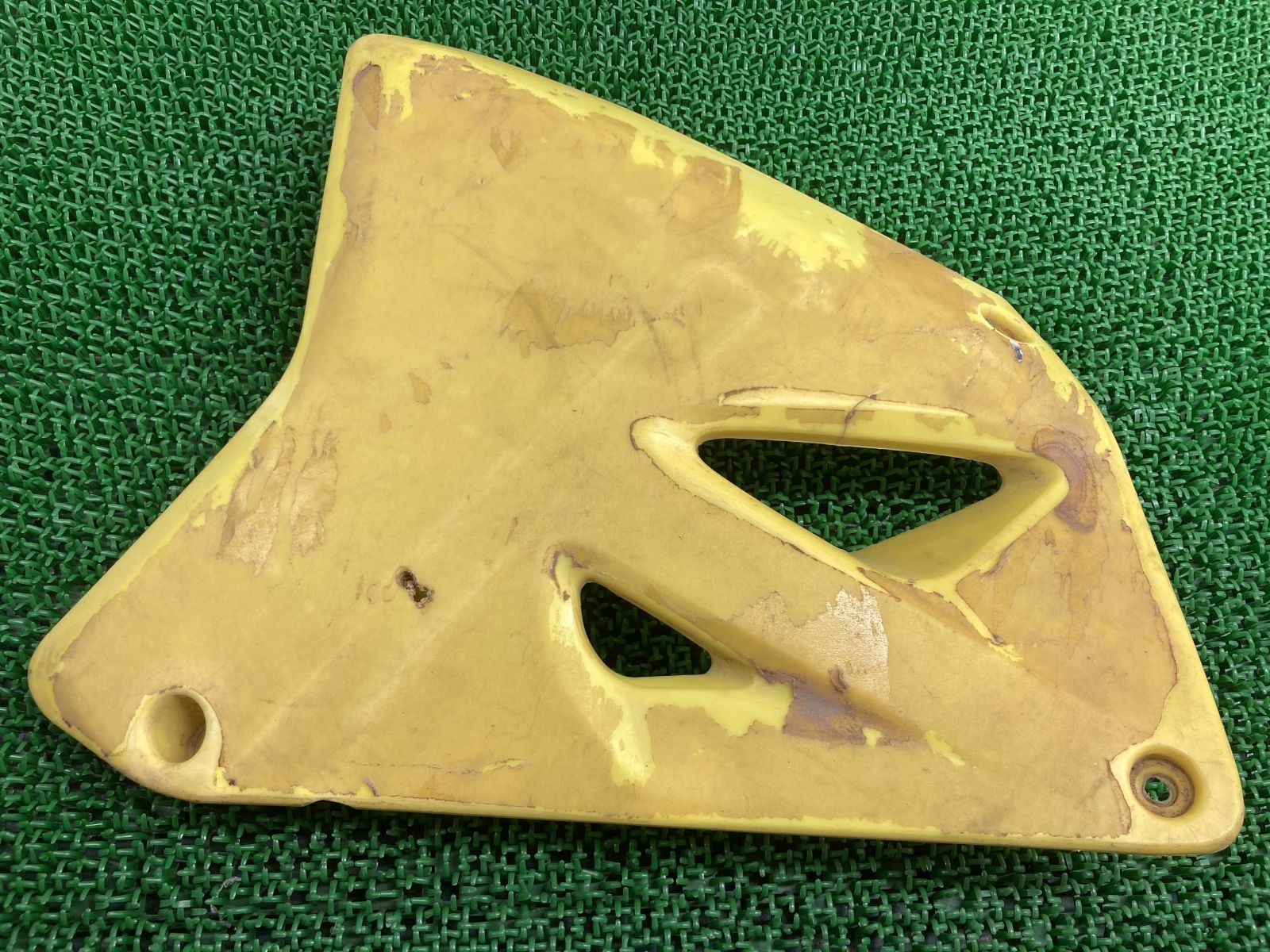 RM125 シュラウド 右 スズキ 純正 中古 バイク 部品 RF16A 品薄 希少品 修復素材に コケキズ無し 車検 Genuine