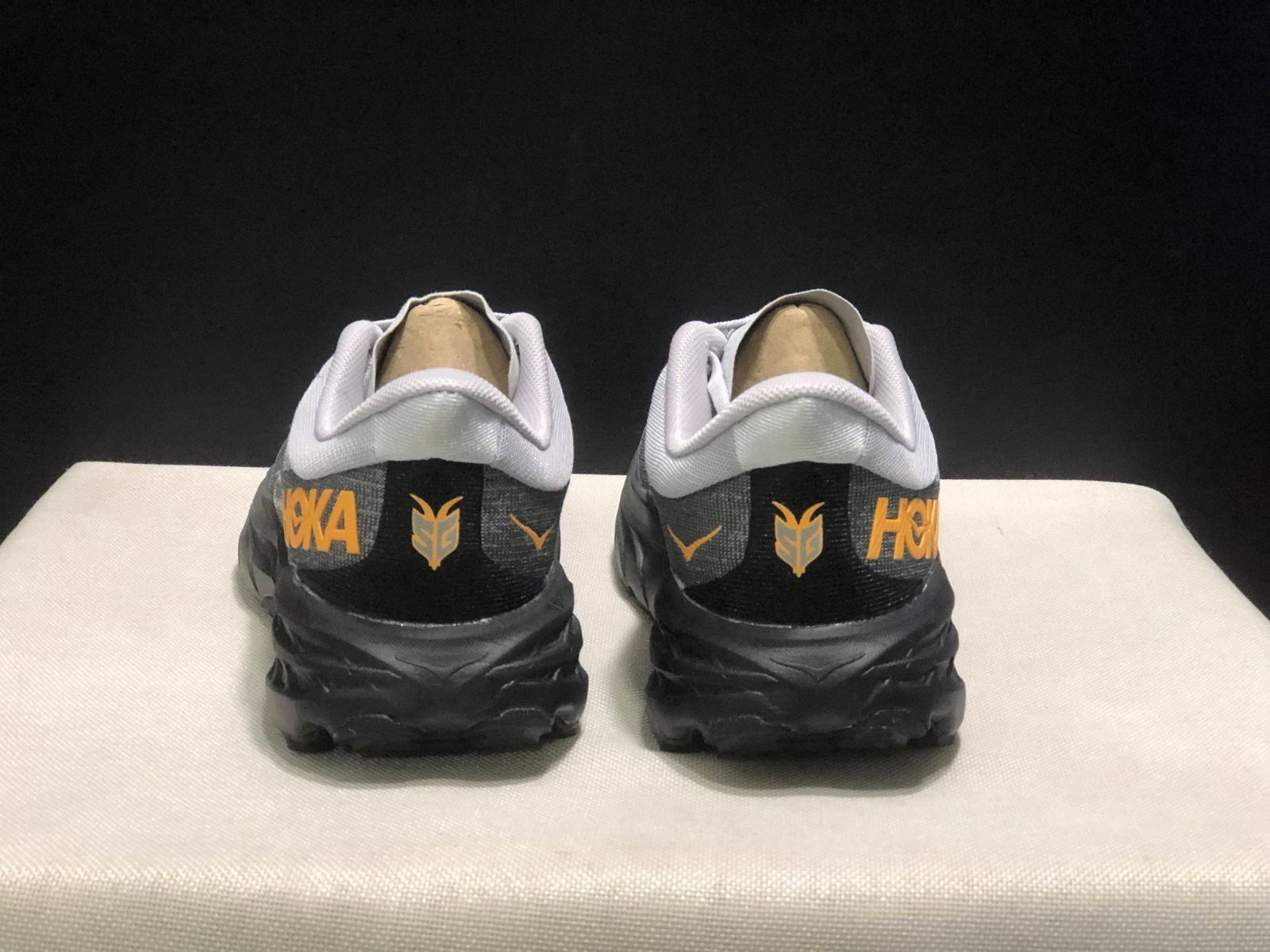  HOKA ONE 5 ホカ オネオネ スニーカー トレイルランニングシューズ トレランシューズ スピードゴート5 ビブラムソール ランシュー グレー スニーカー 靴