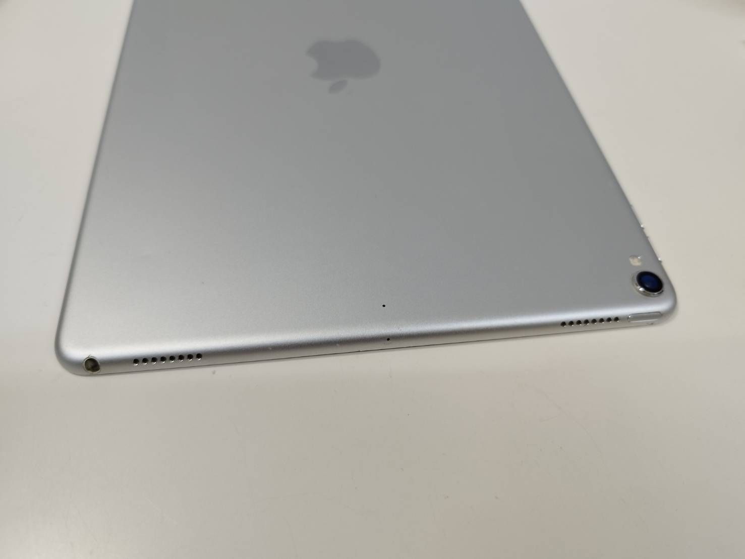 Wi-Fiモデル】iPad Pro 10.5インチ/第1世代/256GB/A1701〈MPF02J/A