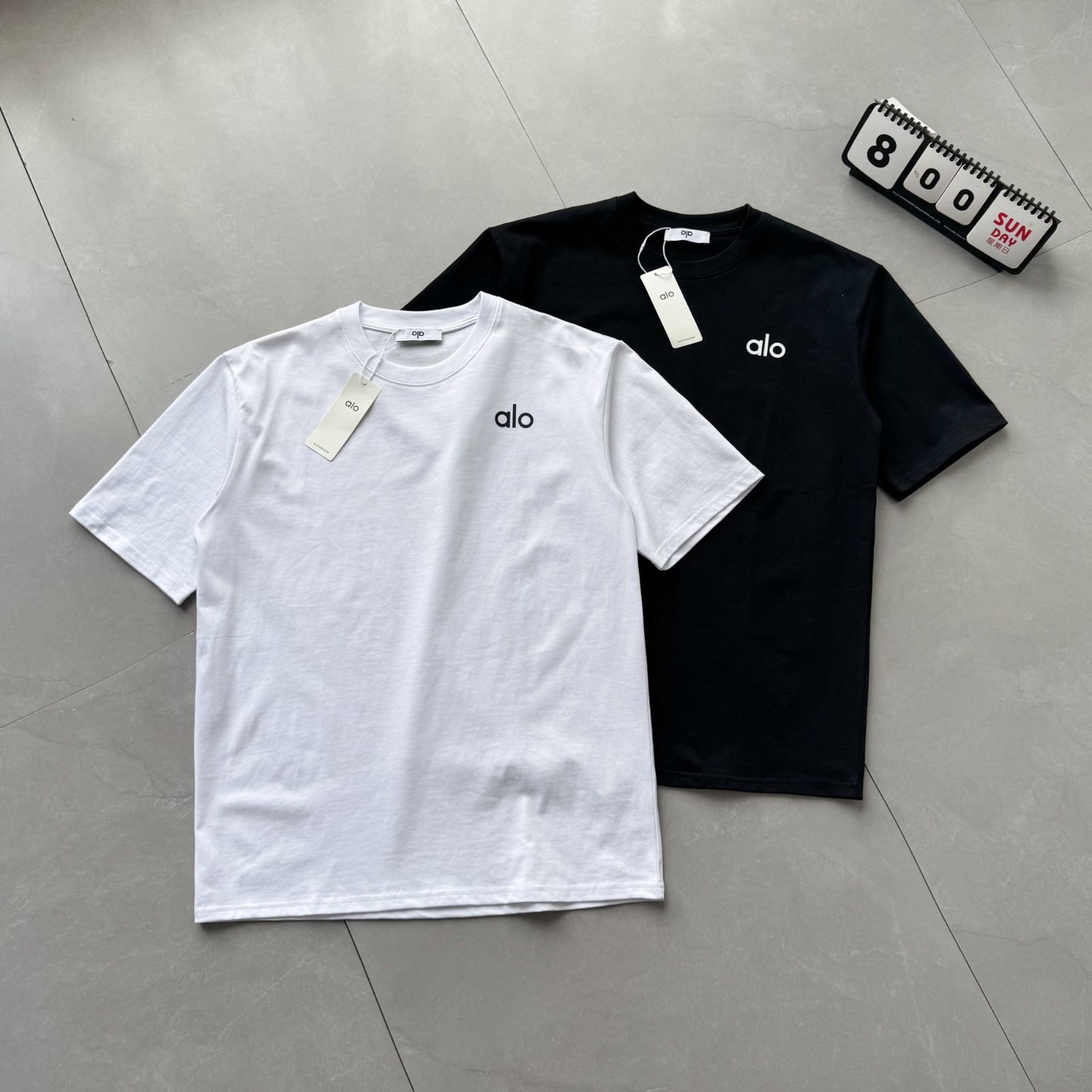 ALO YOGA クラシックアルファベット フォームロゴTシャツ（Mサイズ） ALO YOGA クラシックアルファベット フォームロゴTシャツライト