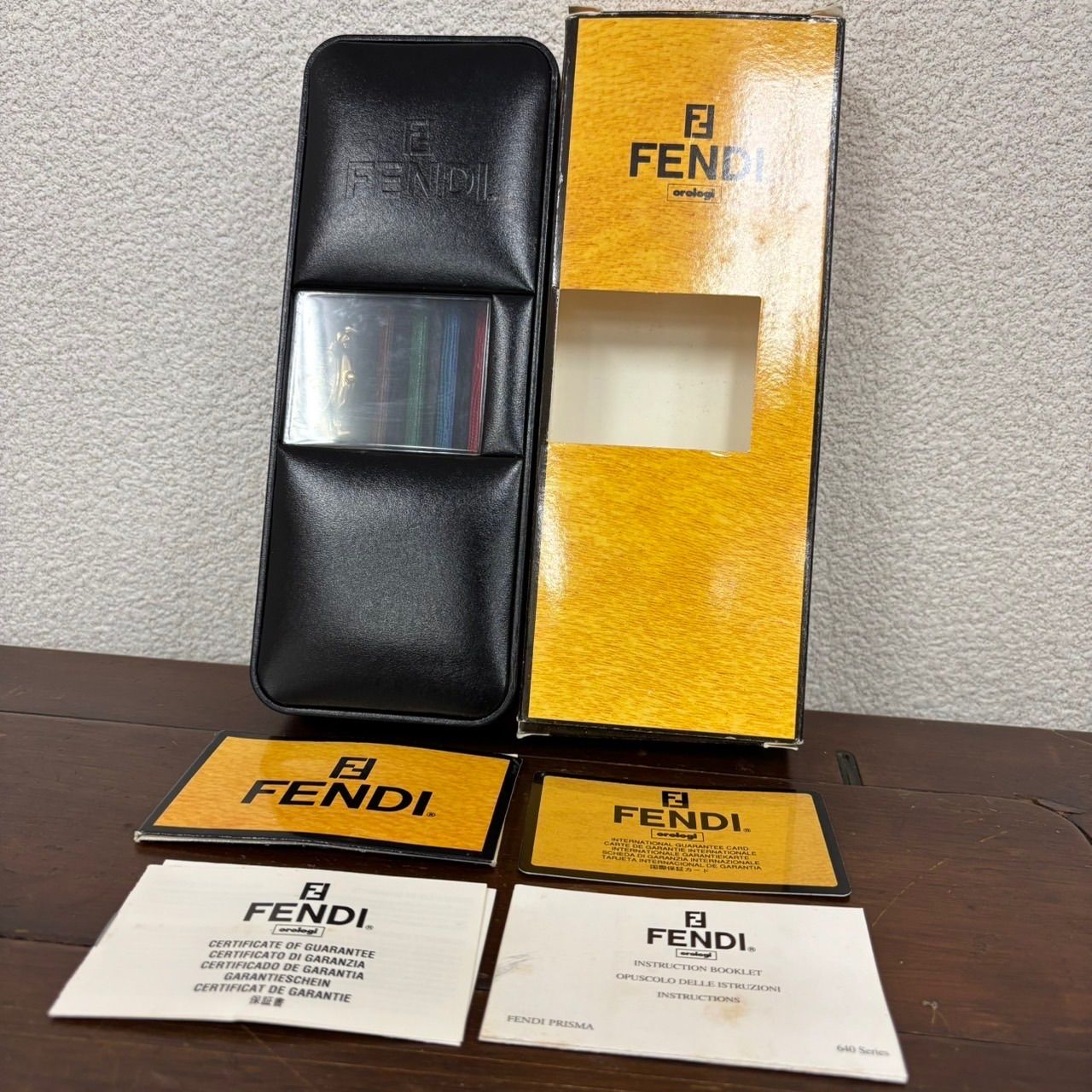 FENDI カメレオン レディースウォッチ チェンジベルト+4本付き FENDI カメレオン レディースウォッチ チェンジベルト+4本付き