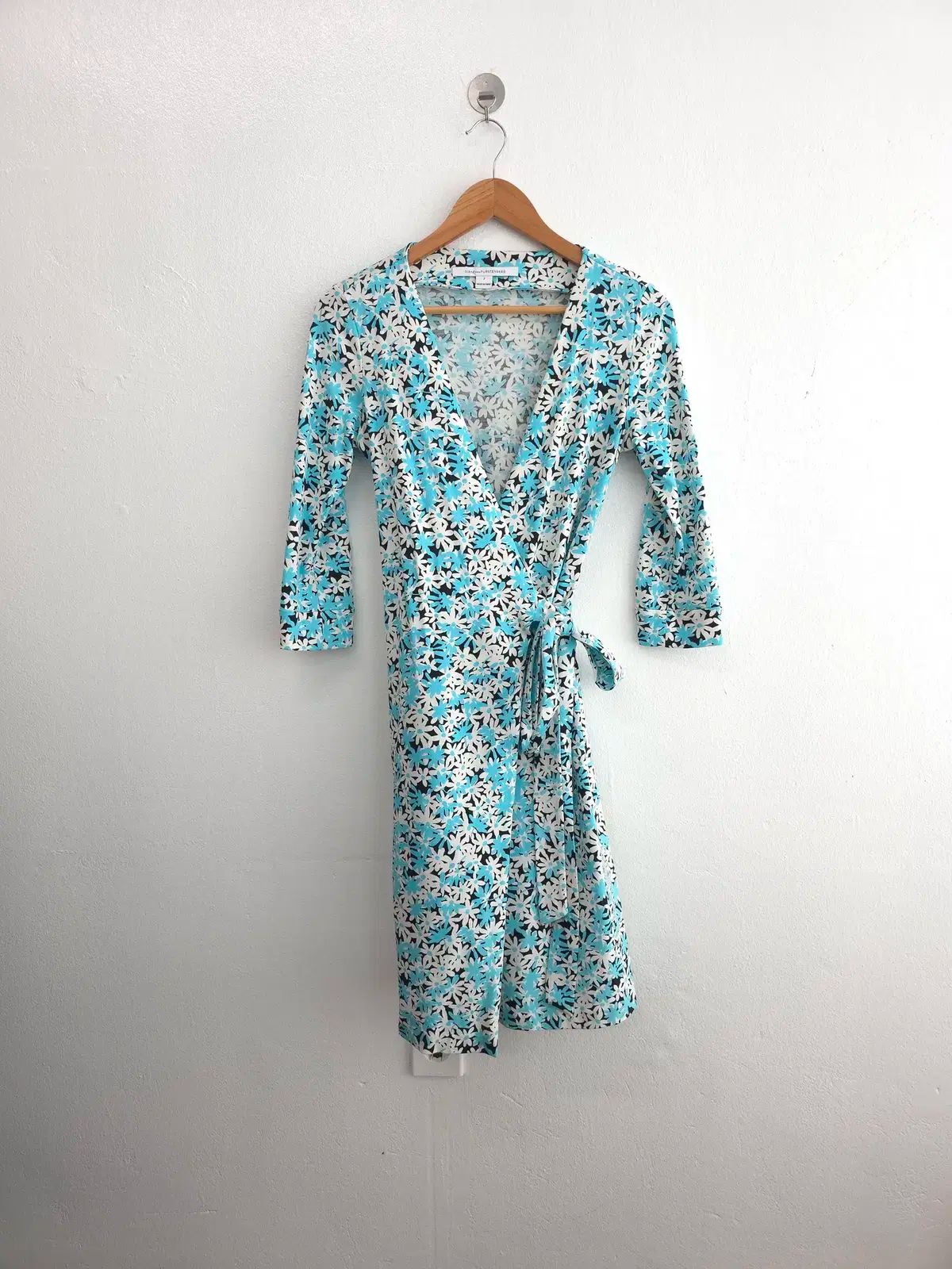 ダイアン・フォン・ファステンバーグ DVF フラワー 青 ラップ
