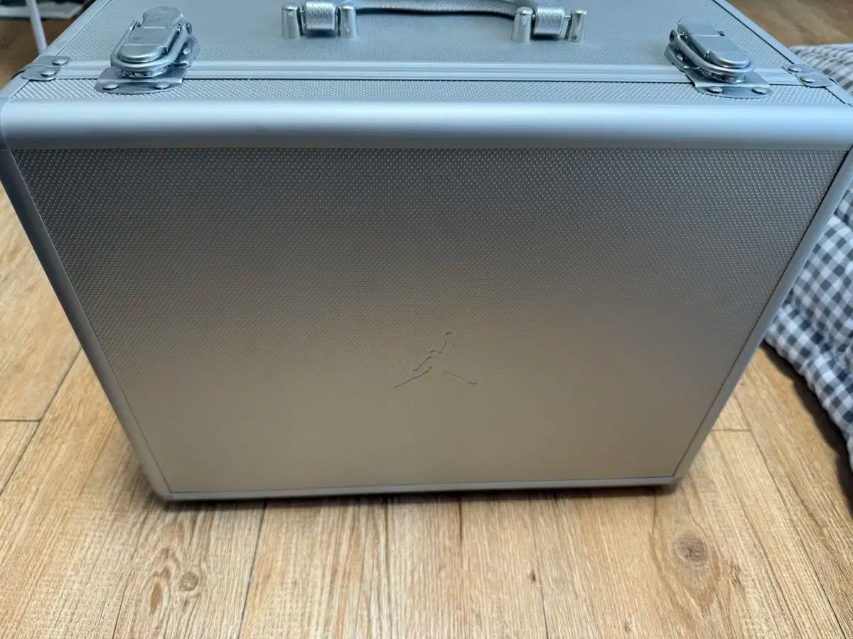 NIKE(ナイキ) エアジョーダン 17 ロウ ブリーフケース シルバー NIKE