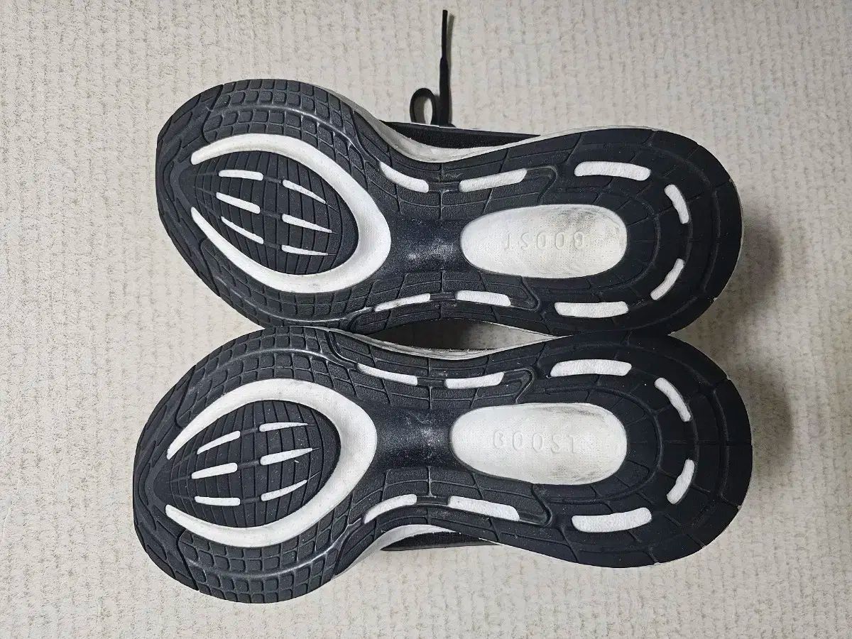 アディダス スニーカー