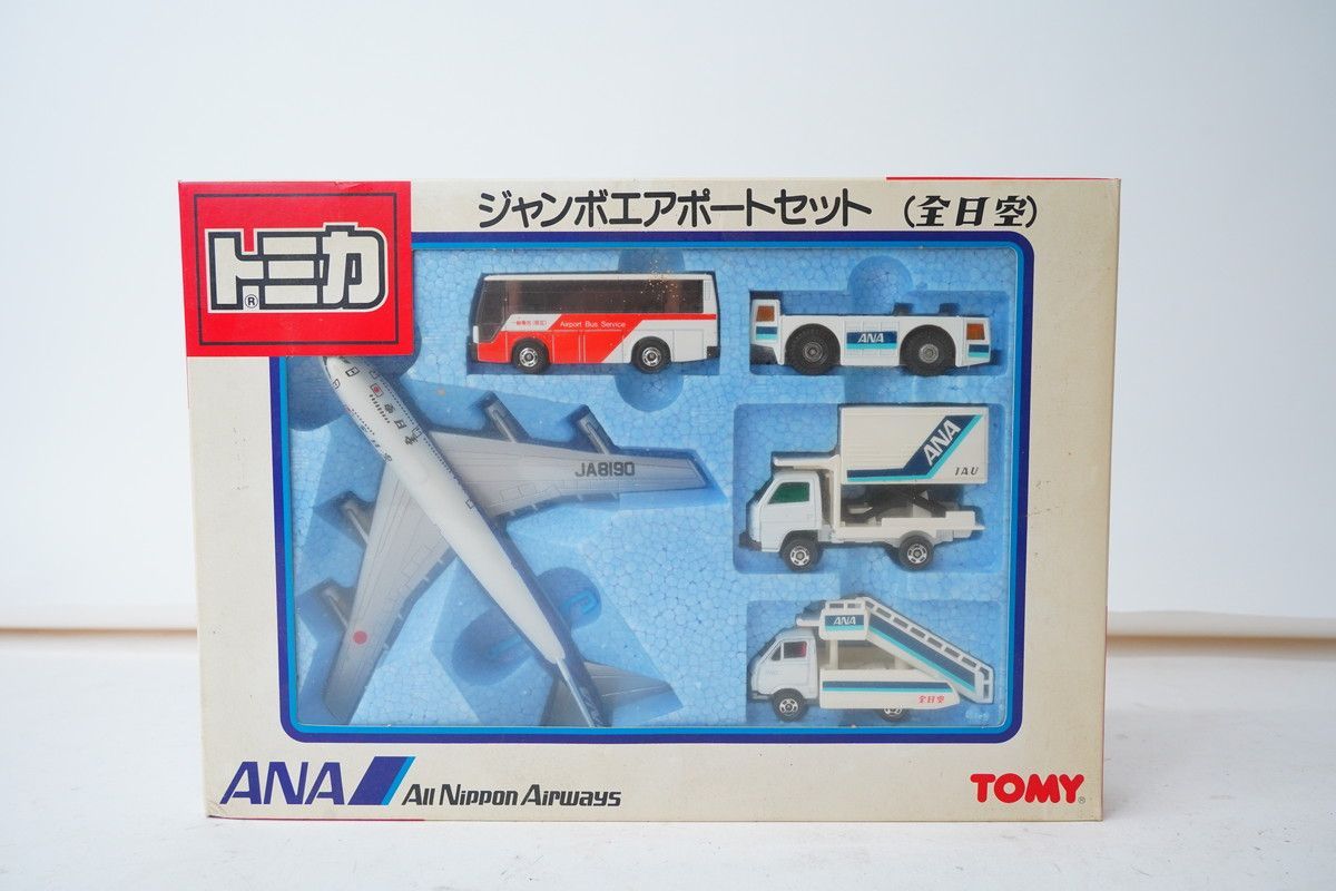 トミカ ジャンボエアポートセット（日本航空） Amazon | トミカギフトセット ジャンボエアポートセット 日本