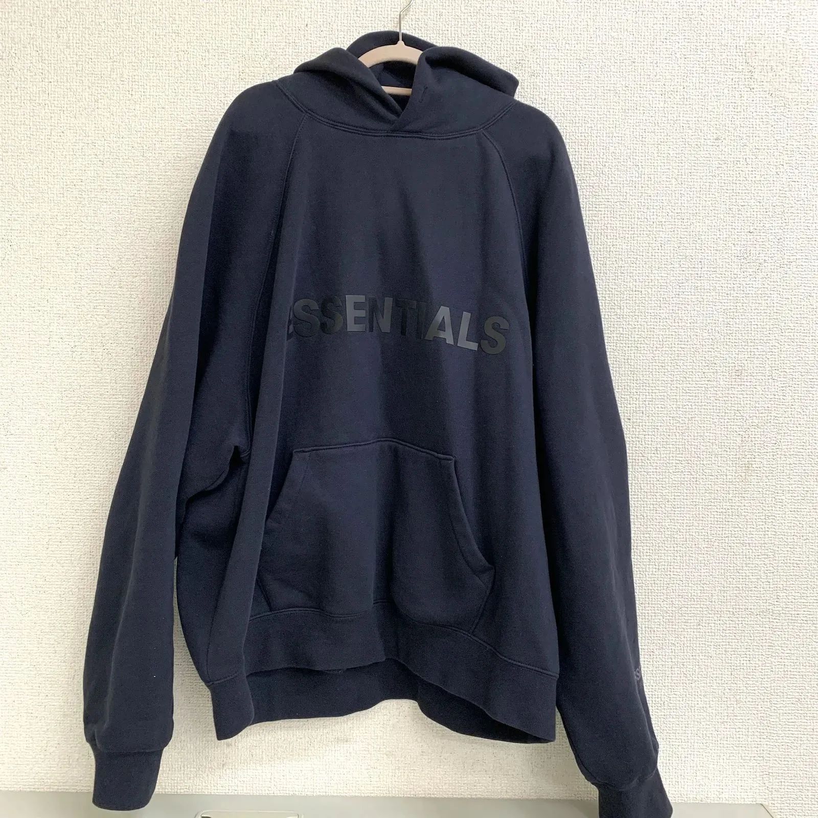 ESSENTIALS/エッセンシャルズ フロントロゴ プルオーバーパーカー