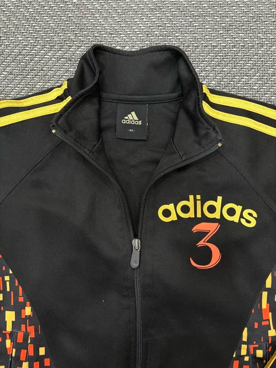 adidas アディダス ゴールド パターン ジャージ