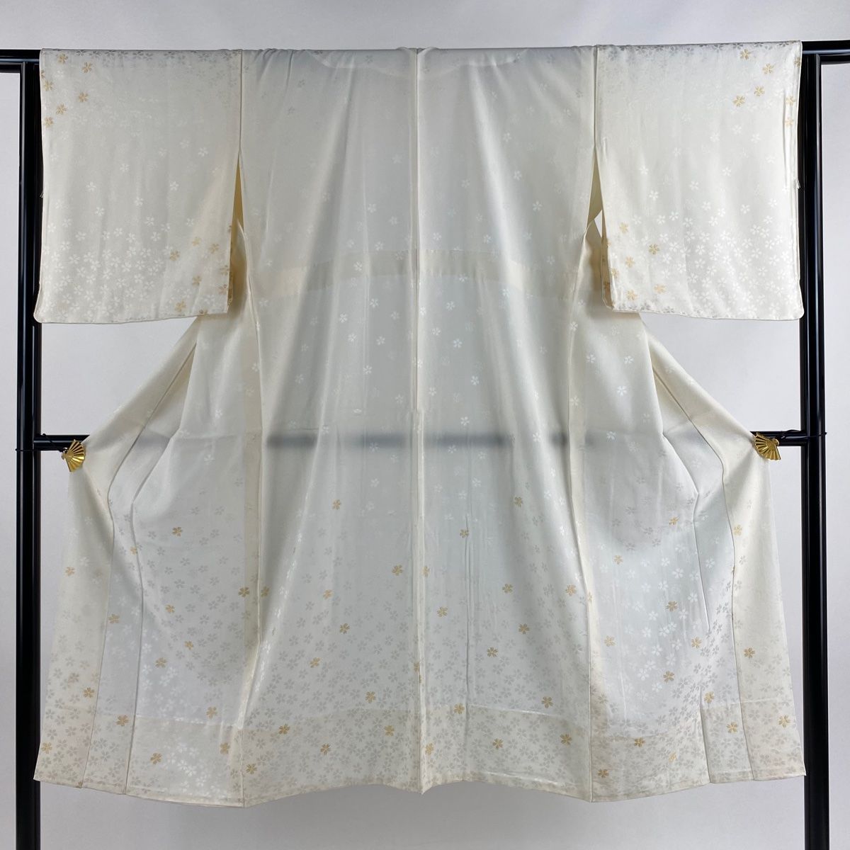 長襦袢 身丈127.5cm 裄丈64cm M 伊と幸 桜 金糸 クリーム 正絹 秀品