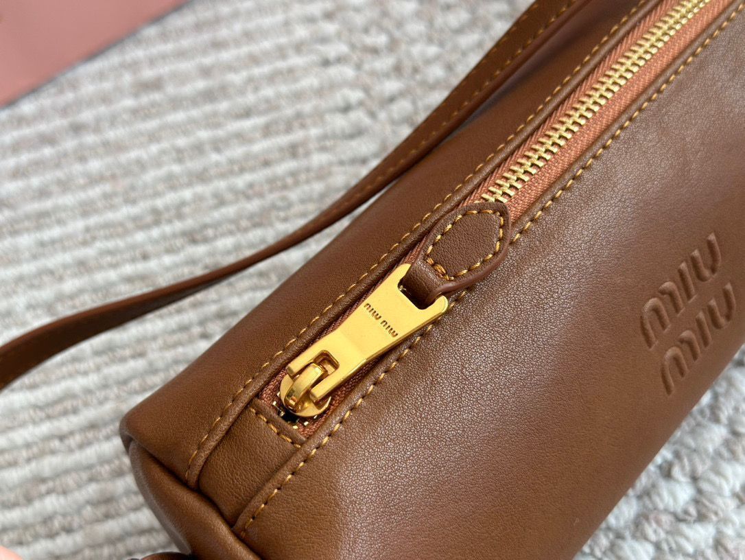 今日特価】miumiu ミニ円筒バッグ ヴィンテージナッパレザー
