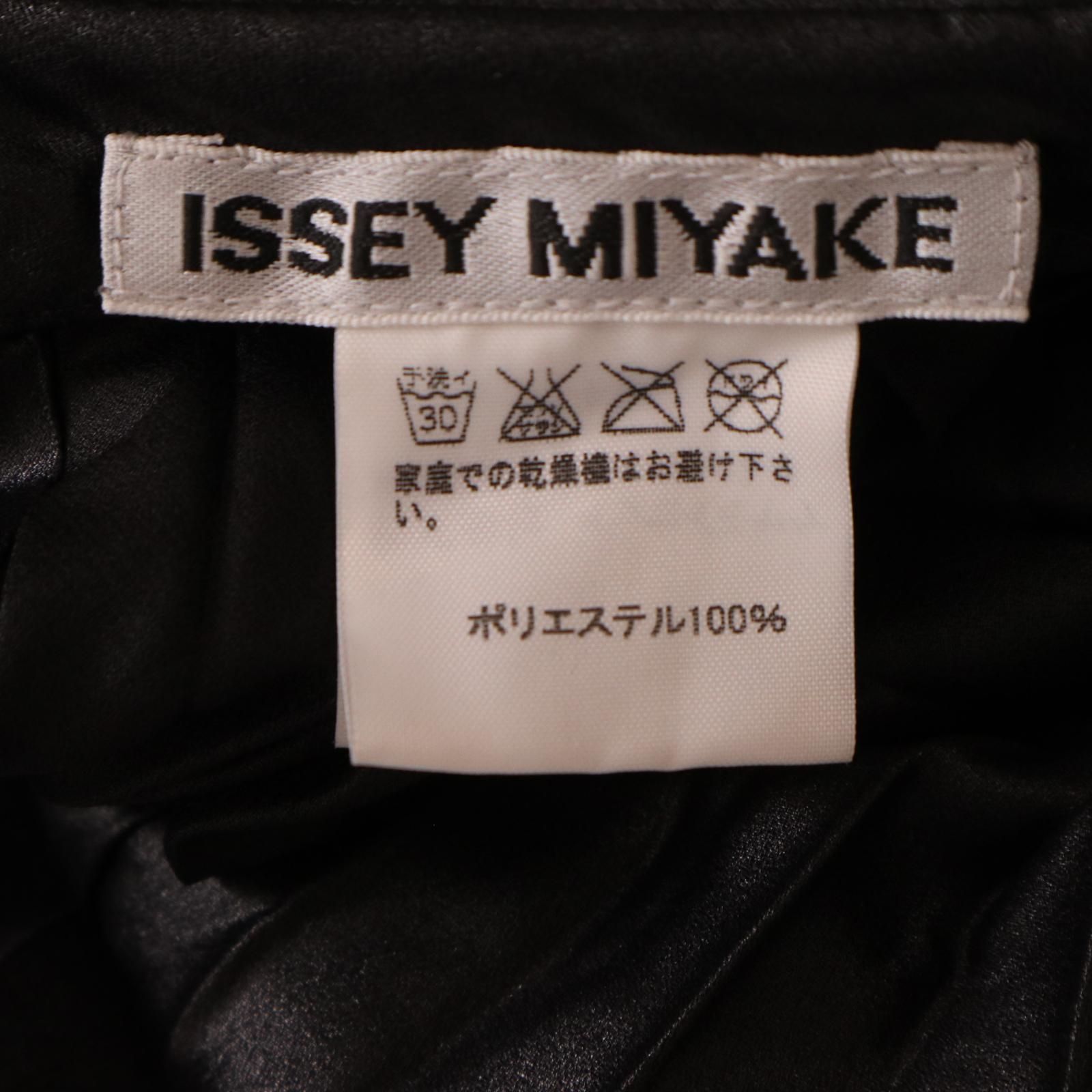 イッセイミヤケのホルターネックのトップスです ISSEY MIYAKE イッセイミヤケ ブラック IM61FJ044 フラワー装飾