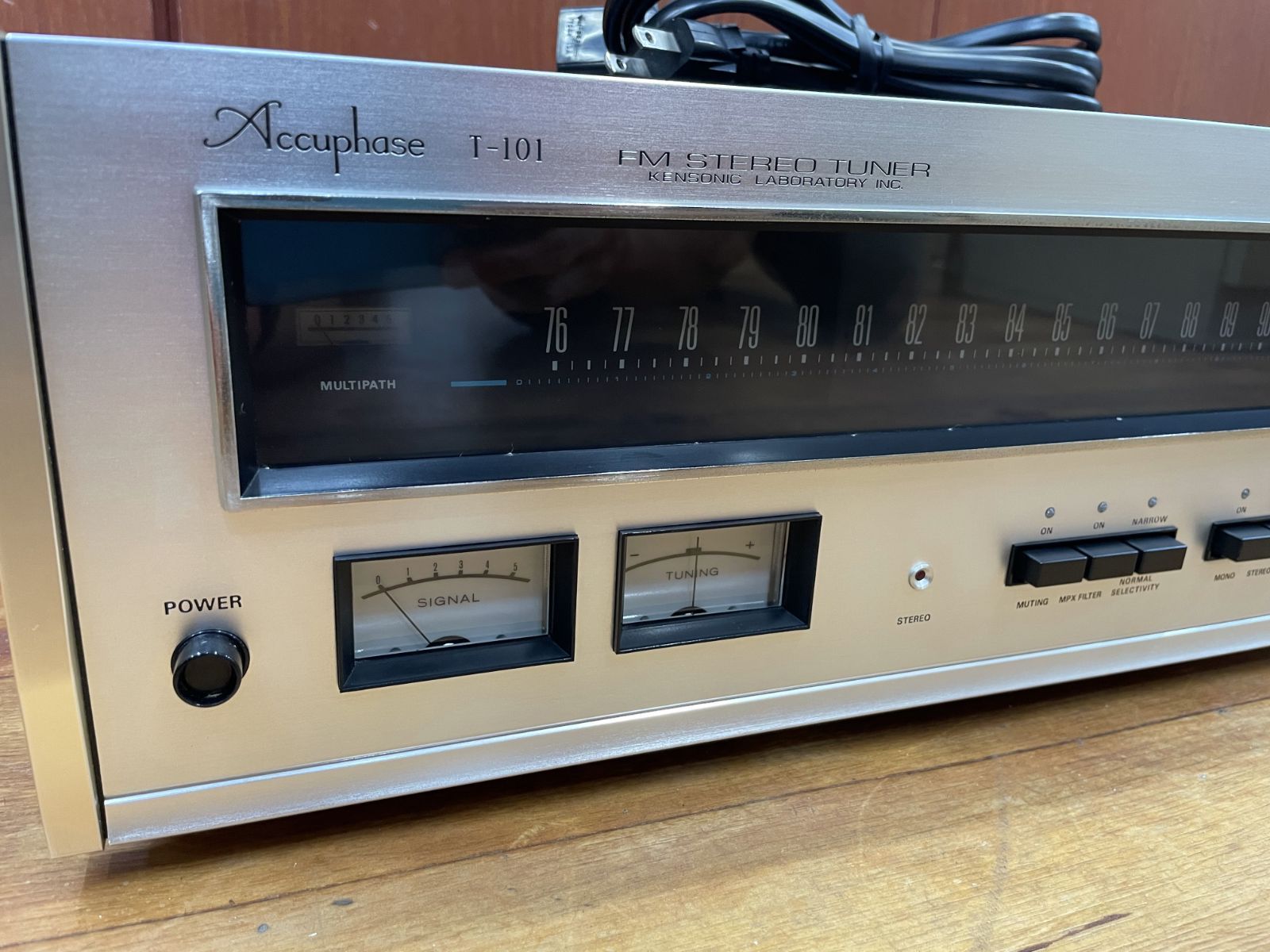 アキュフェーズ FMステレオチューナー