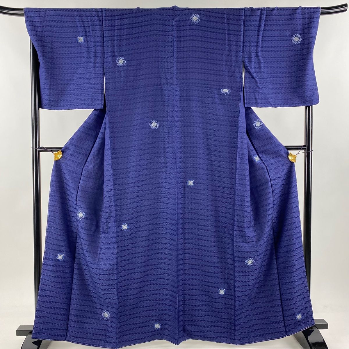 小紋 身丈163.5cm 裄丈69cm L 袷 タッサーゴールドシルク 証紙 華文 幾何学模様 藍染 金糸 藍色 正絹