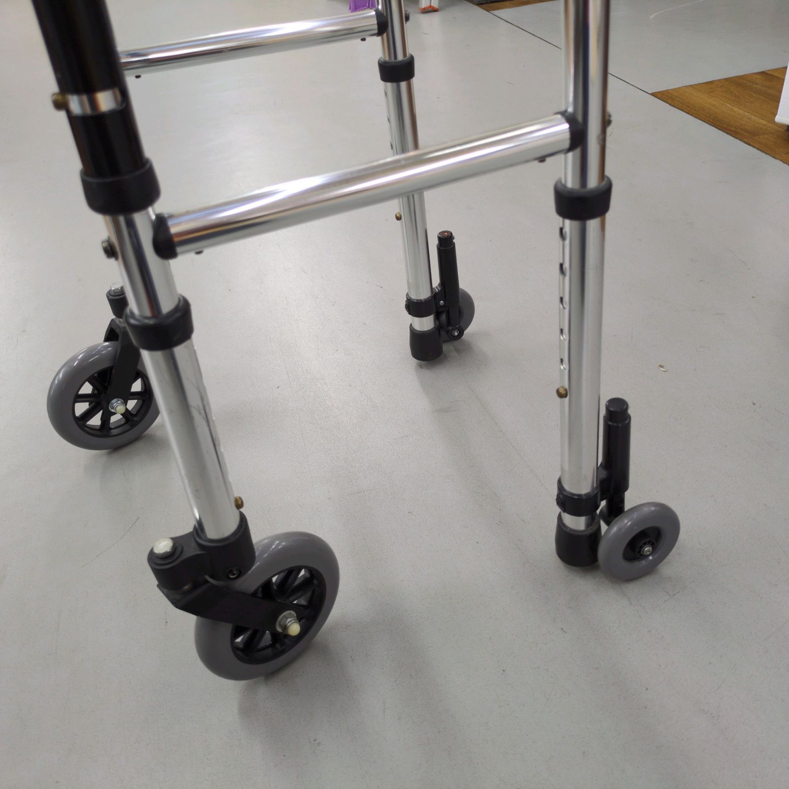 J206 ☆多少使用感☆シンエンス☆ミニフレームウォーカー(歩行器)①