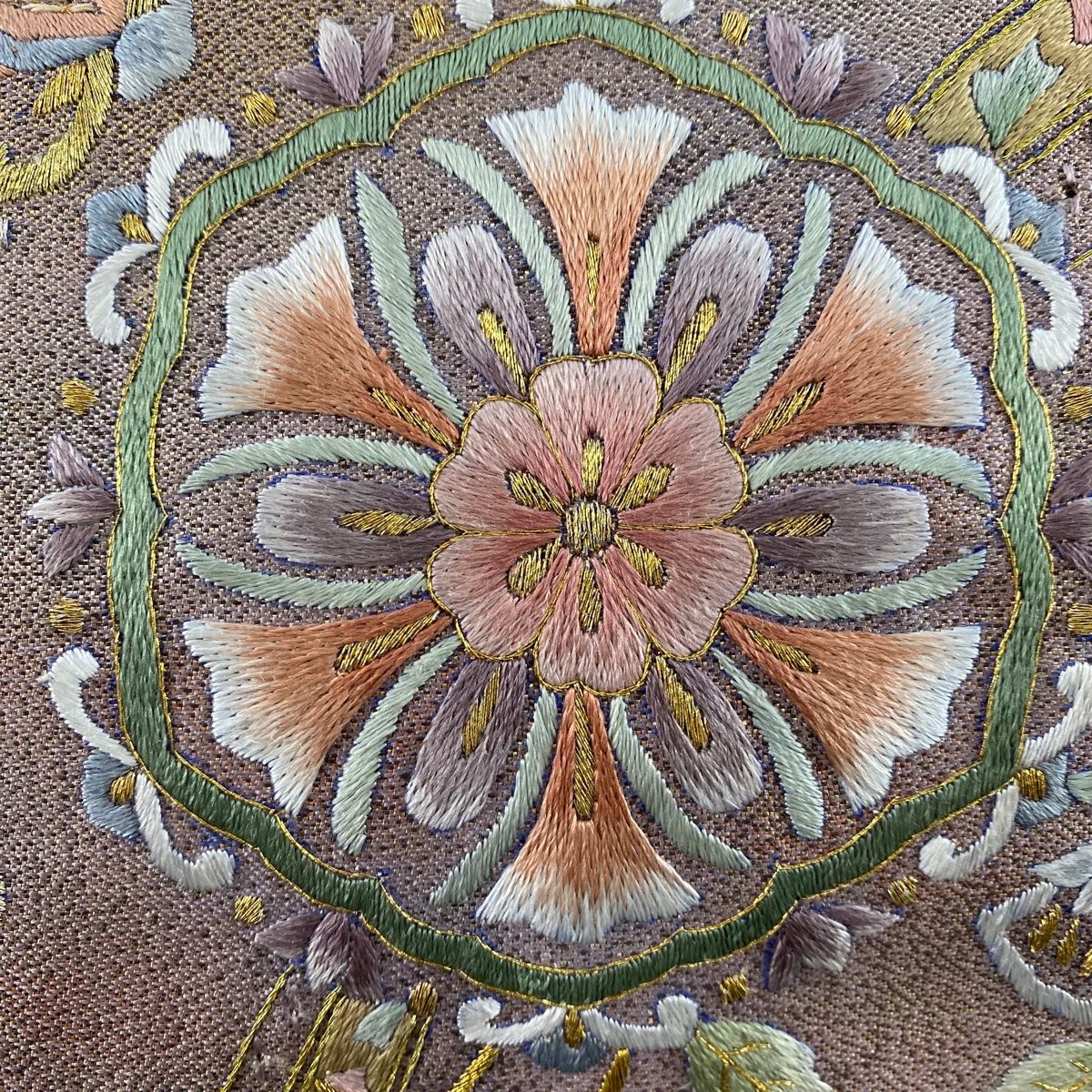 袋帯 美品 名品 華文 草花 金糸 刺繍 薄紫 お太鼓柄 正絹 【中古 