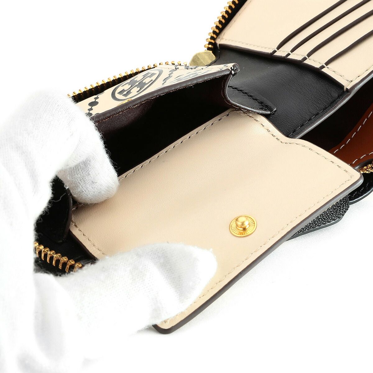 新品 トリーバーチ TORY BURCH 2つ折り財布 Tモノグラム コントラスト エンボス ブラック/ニュークリーム 新品 トリーバーチ TORY BURCH 2つ折り財布 Tモノグラム コントラスト