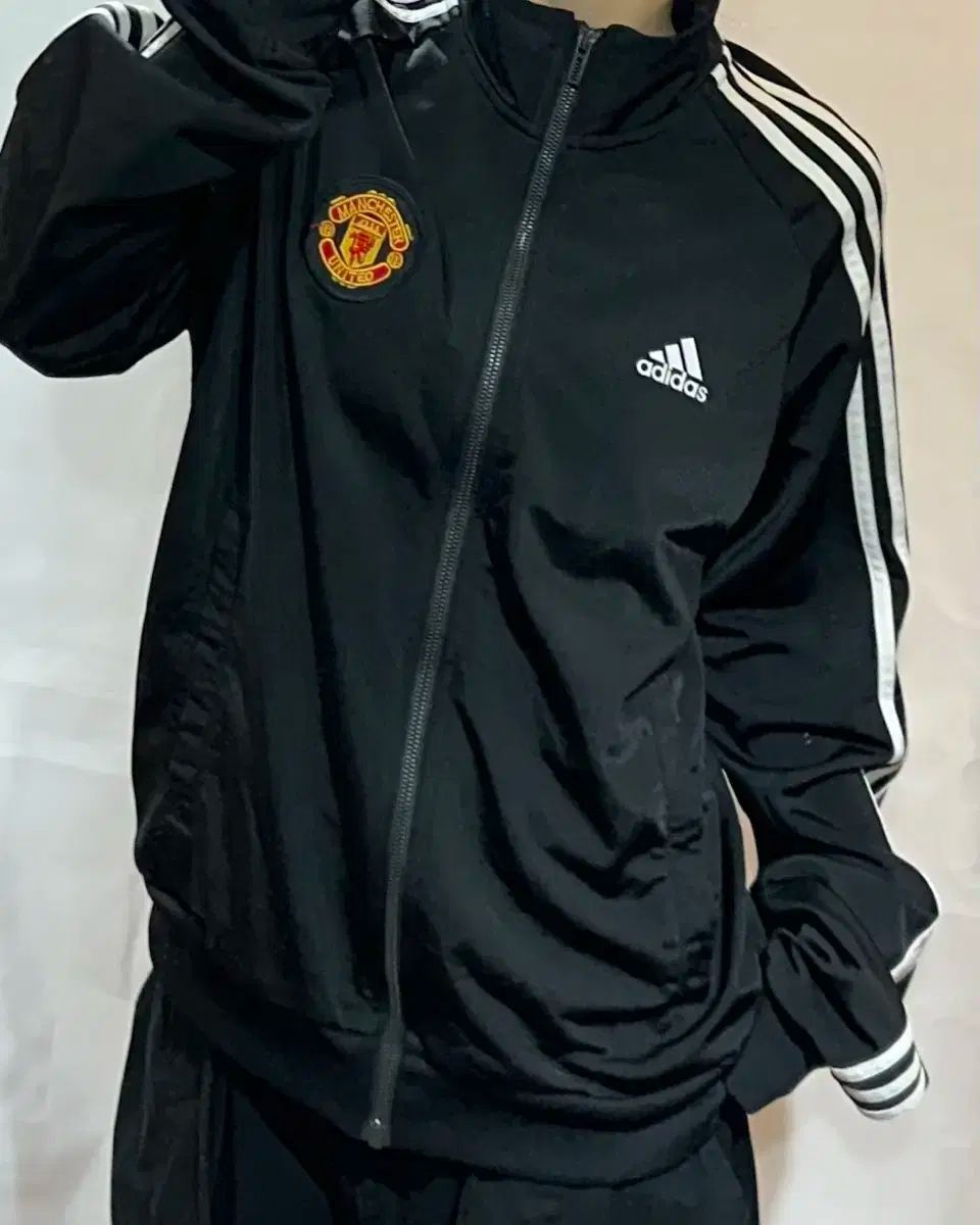 アディダス マンチェスターユナイテッド トラックジャージ