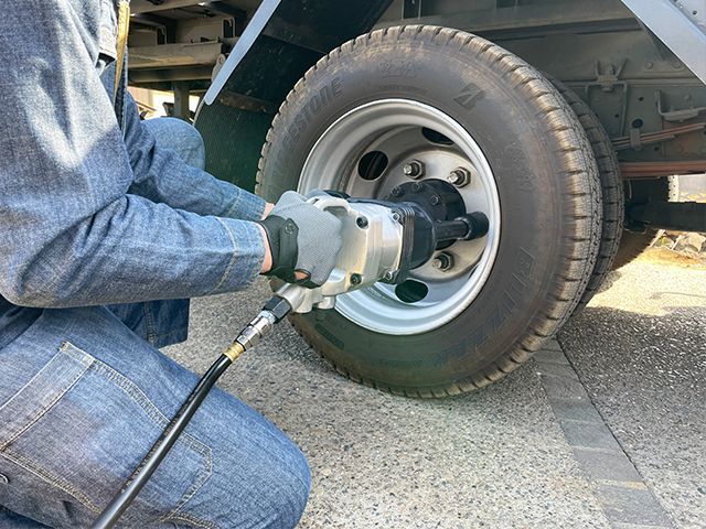 1インチ 25.4mm 大型インパクトレンチ 大型トラック用エアーインパクトレンチセット タイヤ交換工具 ソケット付き 超強力 2200Nm FFCRYSTALESIA_COM