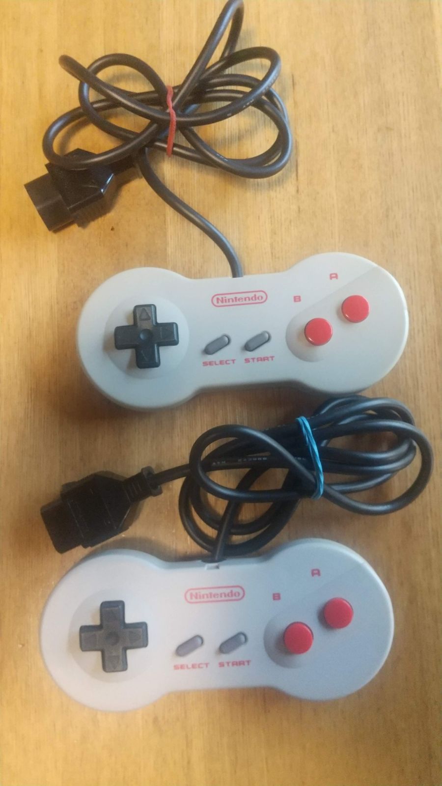 ニューファミコン本体、コントローラー2個、ケーブル類、カセット6本