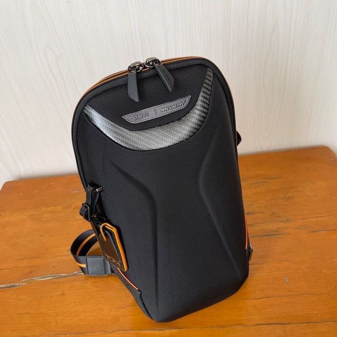 TUMI McLaren 「トルク」スリング ボディバッグ - メルカリ