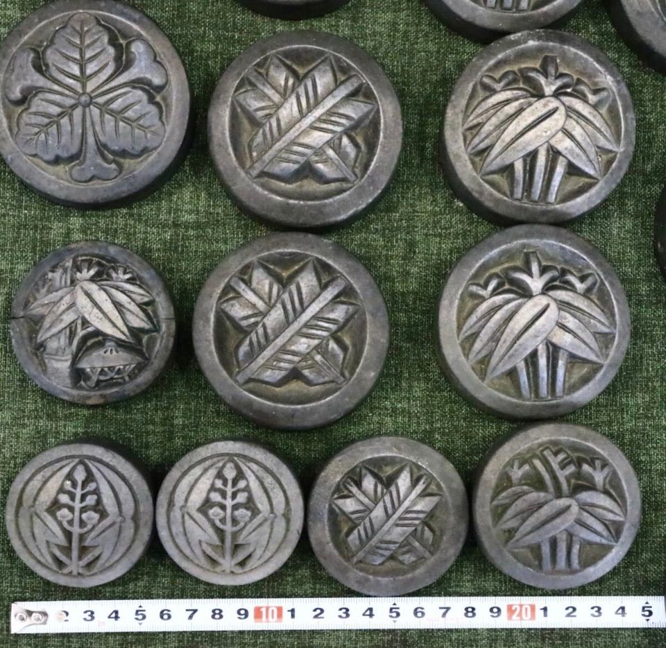 家紋瓦 各種サイズ まとめて36枚 桐紋 五七の桐 三つ葉葵 鷹の羽など その他 古瓦