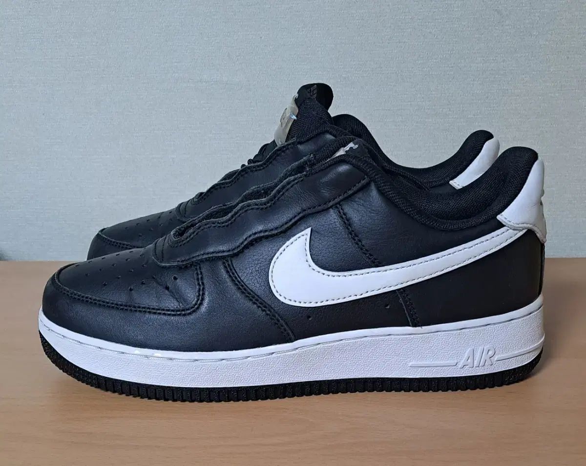 NIKE ナイキ エアフォース 1 07 LV8 ハングルの日 255 黒 白