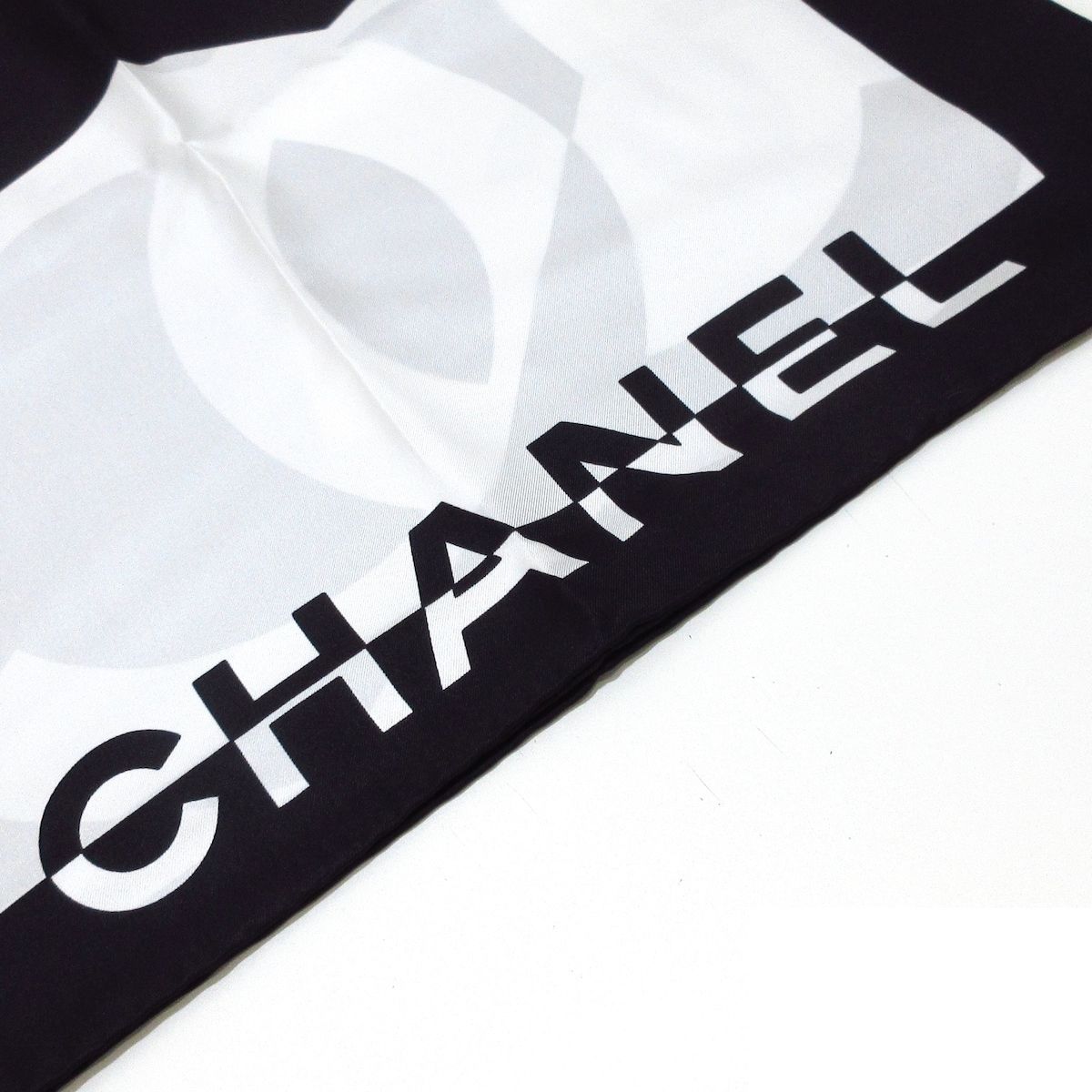 CHANEL(シャネル) スカーフ美品 マドモアゼル 黒×白 ココマーク CHANEL(シャネル) スカーフ美品 マドモアゼル 黒×白 ココマーク