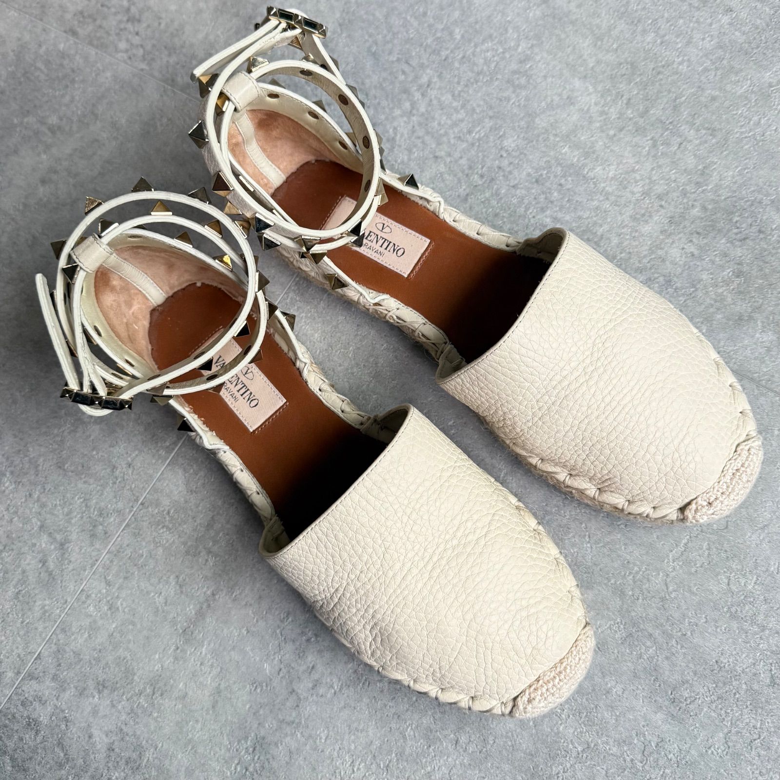 VALENTINO GARAVANI ヴァレンティノガラヴァーニ エスパドリーユ ロックスタッズサンダル 35 22cm アイボリー ゴールド金具 レザー フラットシューズ アンクルストラップ