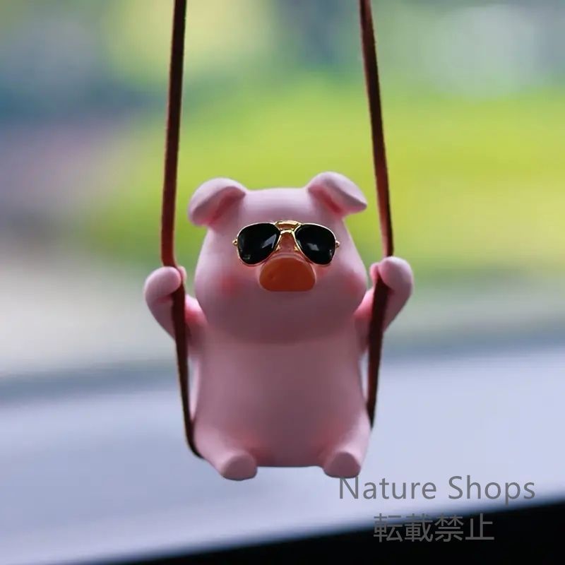 【新品】サングラスをかけたブタの吊り下げフィギュア車の後部座席の鏡の装飾アクセサリーにサングラスをかけた豚のオーナメントを吊るすABS素材gtt62
