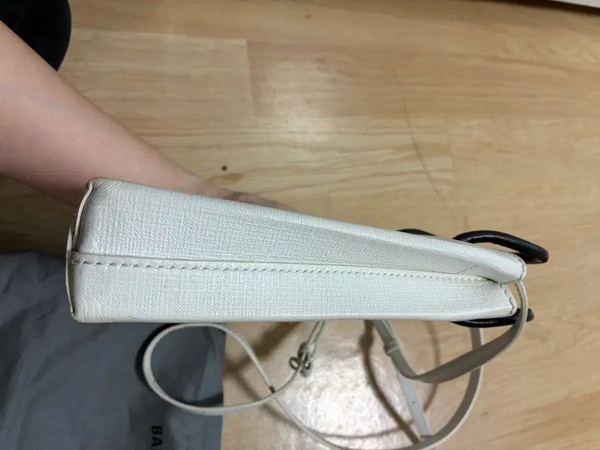 バレンシアガ電話ホルダーバッグ