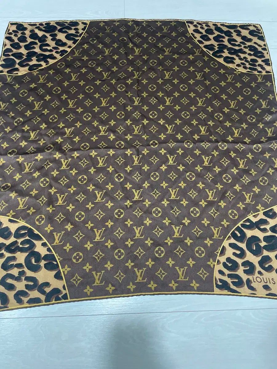 シルク100% ヒョウ柄スカーフ ルイヴィトン スカーフ カレ モノグラム