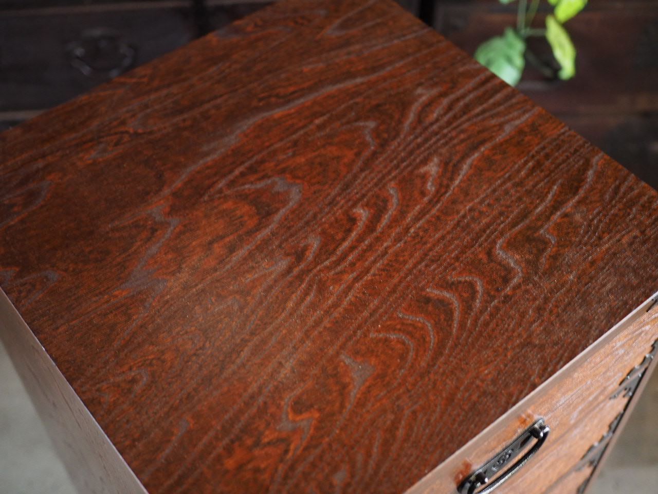 和モダンな引き出し箪笥