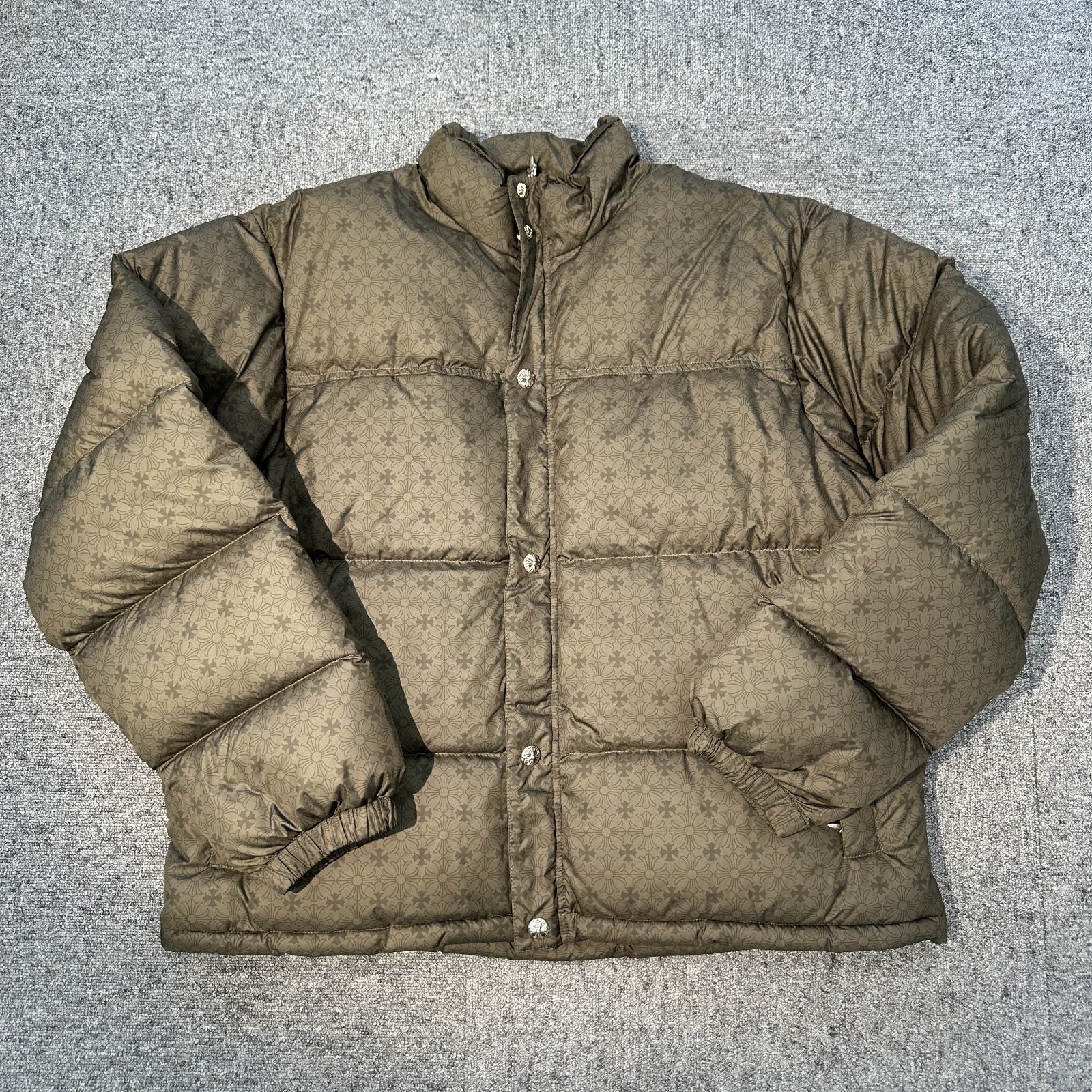 新品未使用 クロムハーツ STIFF V2 総柄クロス ダウンジャケット XL