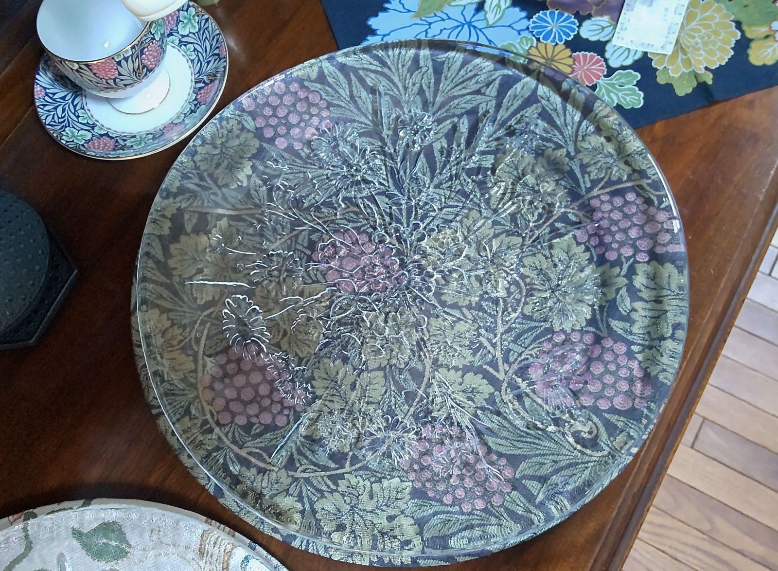 ウイリアム・モリスの飾り皿　マリーイザベルとヴァイン。-2
