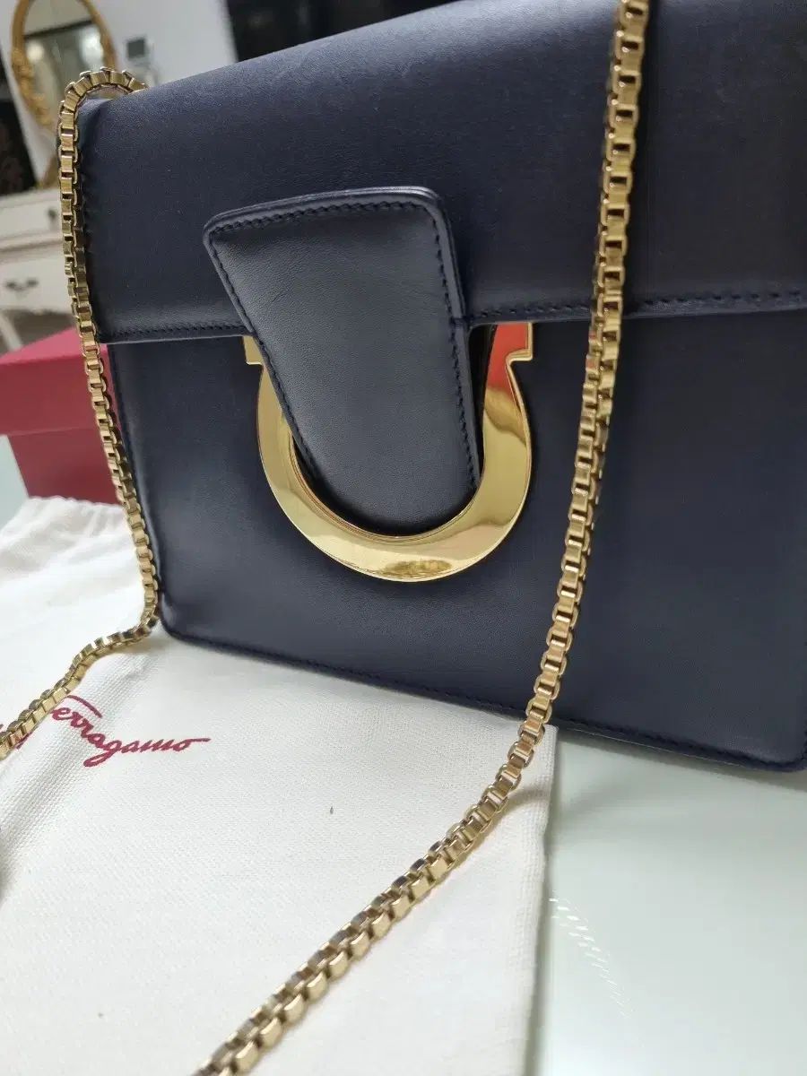 フェラガモ クロスチェーンバッグ ネイビー