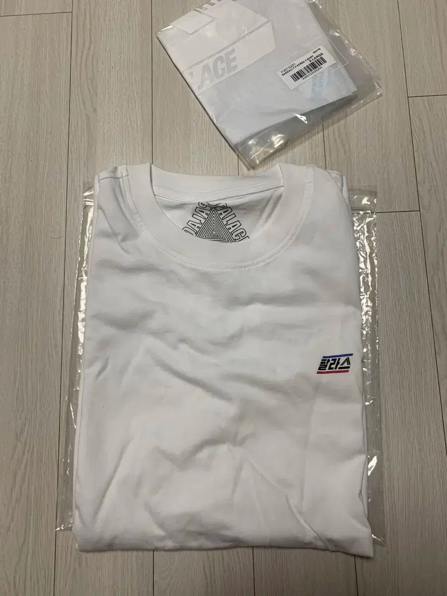 PALACE(パレス) コリア ベージュカーリー Tシャツ XL