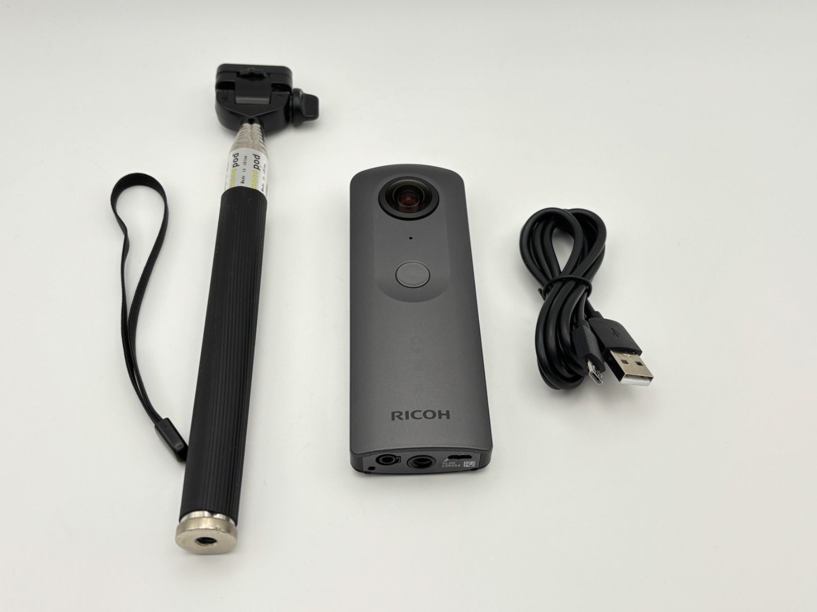 美品】RICOH THETA V 自撮り棒付き リコー シータ 360度カメラ - メルカリ