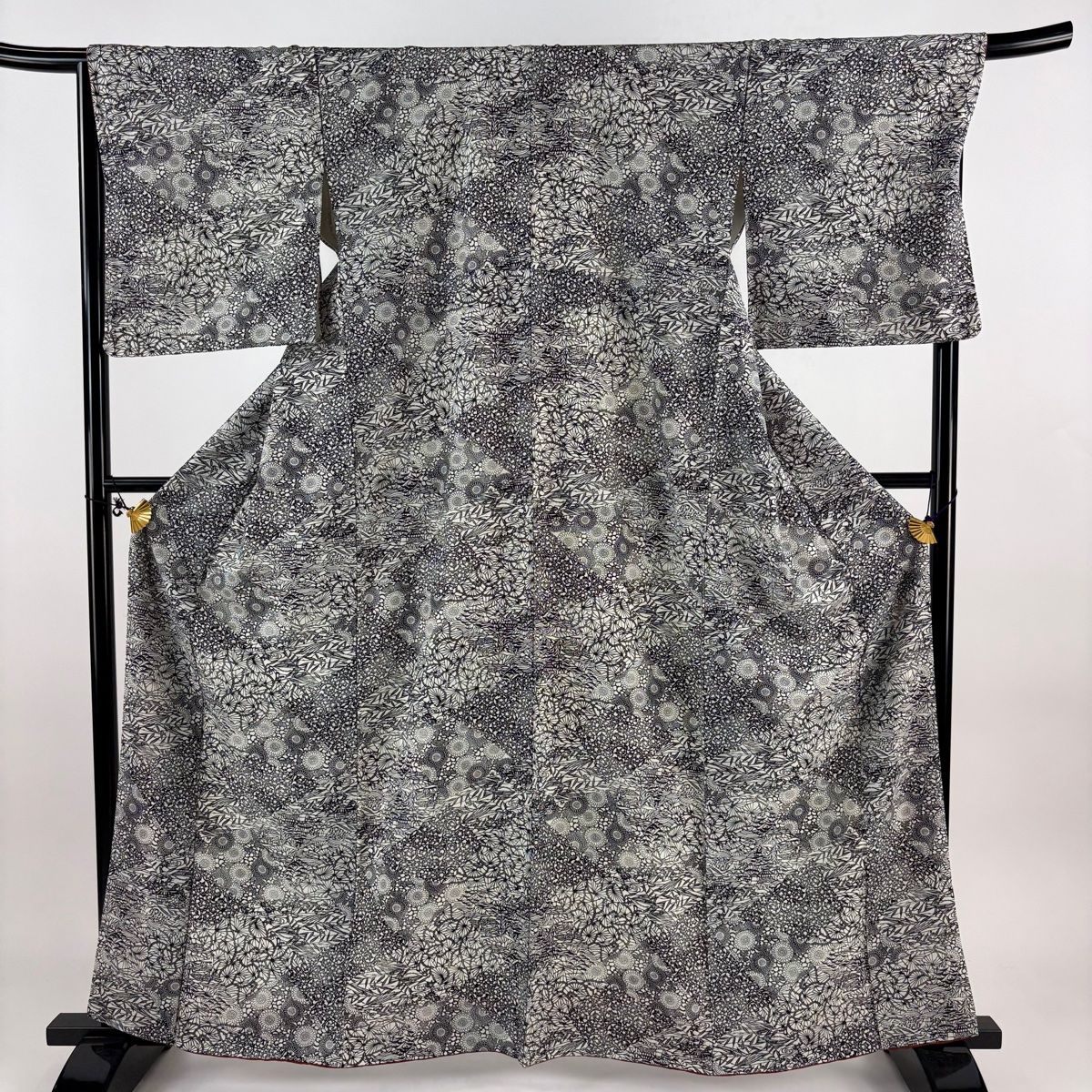 バイセル 着物 名品 小紋 黒 菊唐草 正絹 袷（10月～5月） 162cm Mサイズ ☆☆☆☆ 未使用品藍染菊唐草 小紋 正絹 単衣s161 | 着物 夢美月