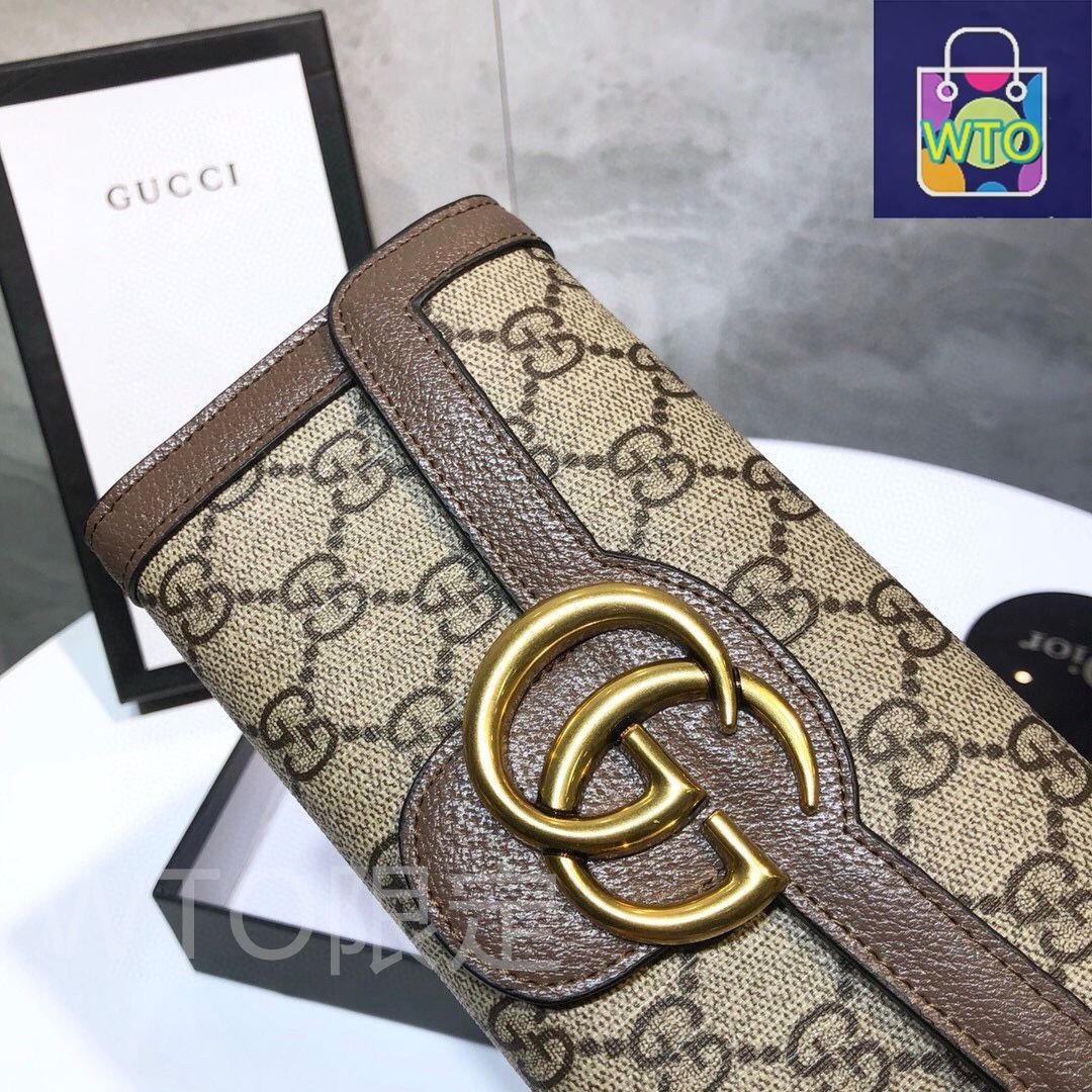 クレジットカードスロットに紙幣と手形を収納し