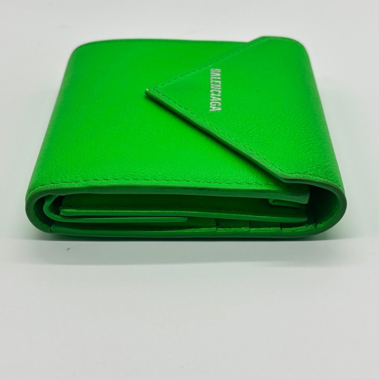 BALENCIAGA 二つ折り財布 ネオングリーン 一粒万倍日】「バレンシアガ」が日本限定カラーの財布を発売 グリーン