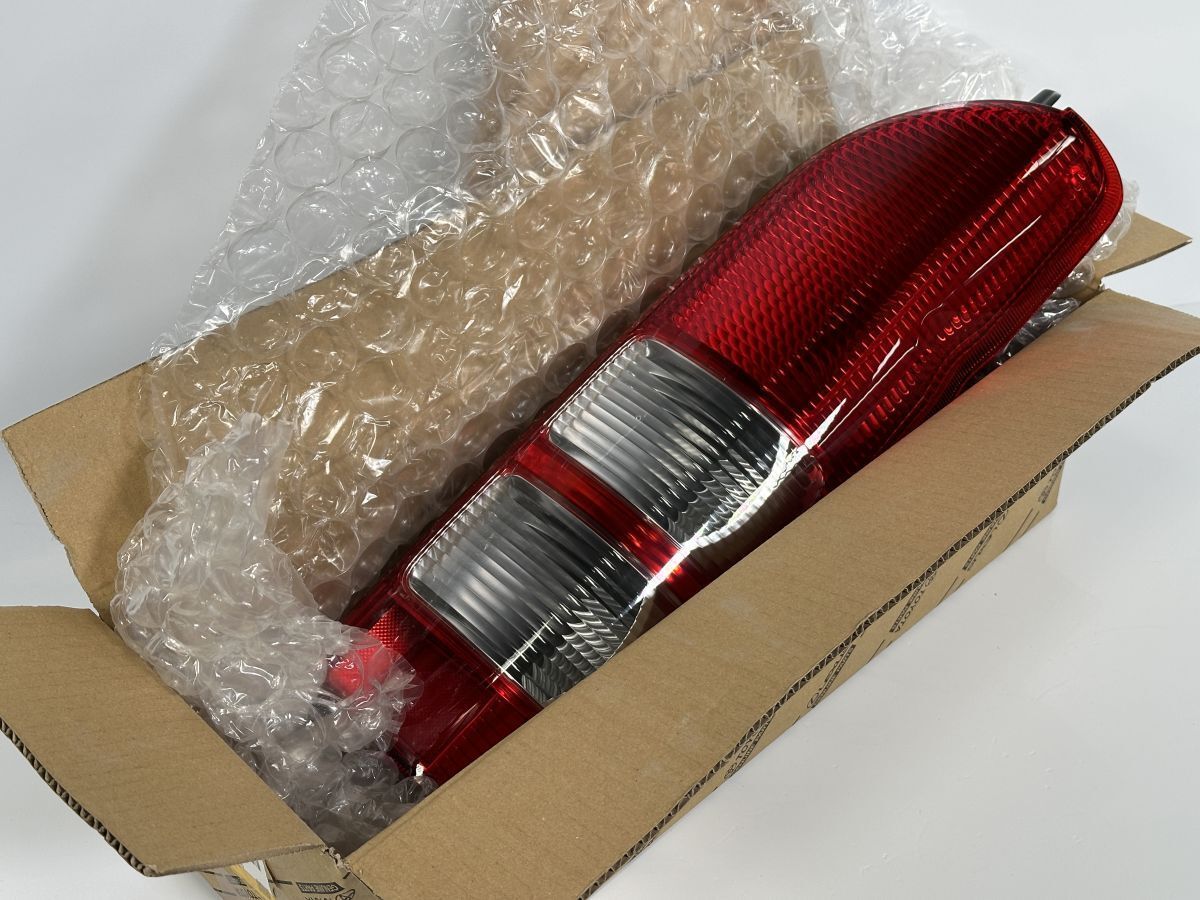 | 200系 ハイエース レジアスエース TRH200V KDH200V 前期 1型 2型 3型 純正 右テールランプ RH 81551-26202 26-120 管理26842